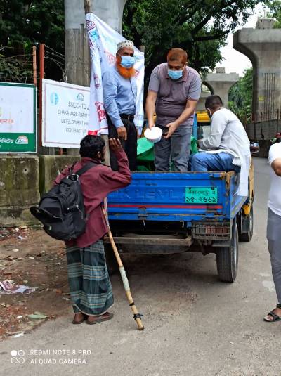 বিভিন্ন স্থানে দুস্থদের মাঝে খাবার বিতরণ