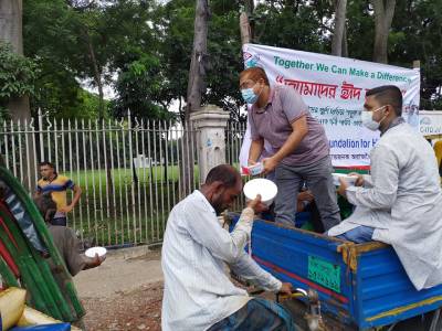 বিভিন্ন স্থানে দুস্থদের মাঝে খাবার বিতরণ