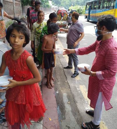 বিভিন্ন স্থানে দুস্থদের মাঝে খাবার বিতরণ