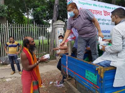 বিভিন্ন স্থানে দুস্থদের মাঝে খাবার বিতরণ