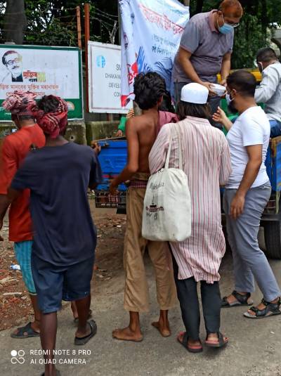 বিভিন্ন স্থানে দুস্থদের মাঝে খাবার বিতরণ