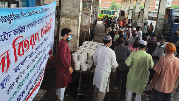 মহাখালী বাস টার্মিনাল শ্রমিকদের মাঝে সপ্তাহব্যাপী কেএফএইচ এর খাবার বিতরণ